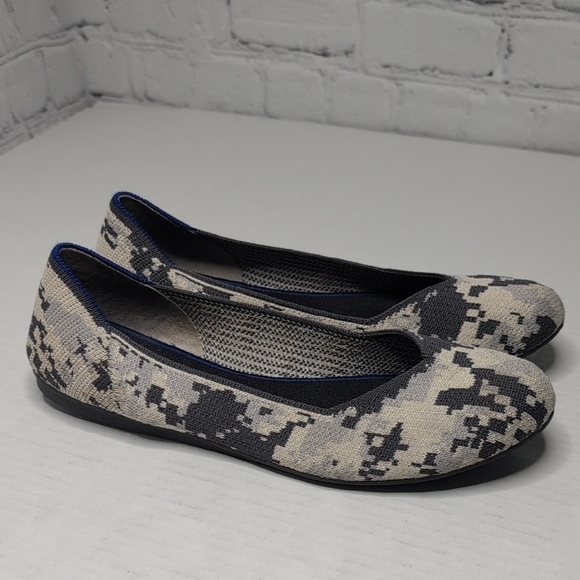 Rothys Retired Ash Grey Camo Round Toe Ballet Flats - Picture 2 of 9